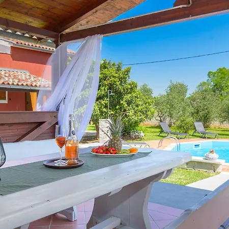 Carla Near Pula With Private Pool & Kids Playground Up To 8 Guests - Pet Friendly Villa