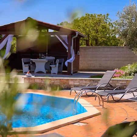 Carla Near Pula With Private Pool & Kids Playground Up To 8 Guests - Pet Friendly Mutvoran
