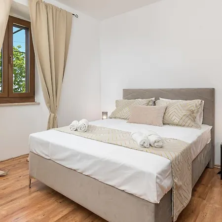 Carla Near Pula With Private Pool & Kids Playground Up To 8 Guests - Pet Friendly Villa Mutvoran