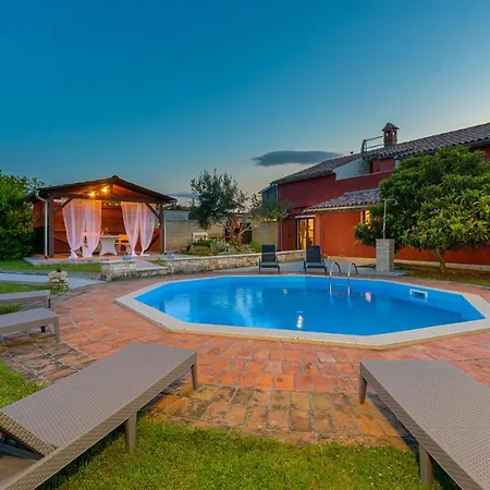 Carla Near Pula With Private Pool & Kids Playground Up To 8 Guests - Pet Friendly Mutvoran