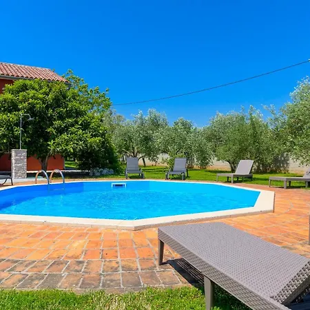 Carla Near Pula With Private Pool & Kids Playground Up To 8 Guests - Pet Friendly Mutvoran