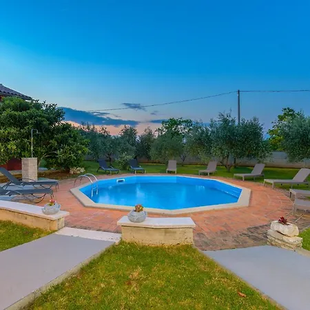 Carla Near Pula With Private Pool & Kids Playground Up To 8 Guests - Pet Friendly * Mutvoran