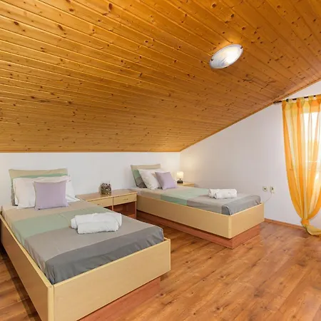 Carla Near Pula With Private Pool & Kids Playground Up To 8 Guests - Pet Friendly * Mutvoran