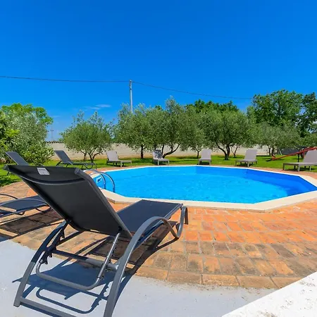 Villa Carla Near Pula With Private Pool & Kids Playground Up To 8 Guests - Pet Friendly Mutvoran