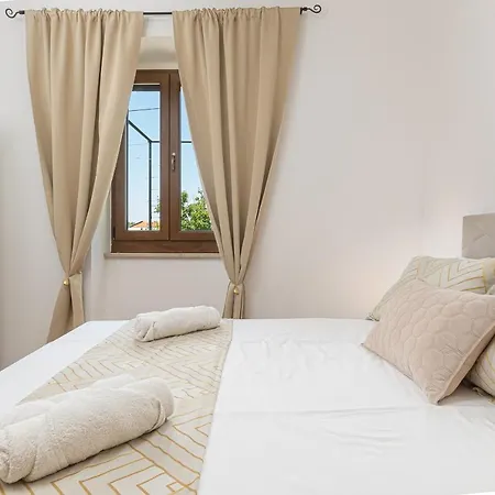 Carla Near Pula With Private Pool & Kids Playground Up To 8 Guests - Pet Friendly Villa *